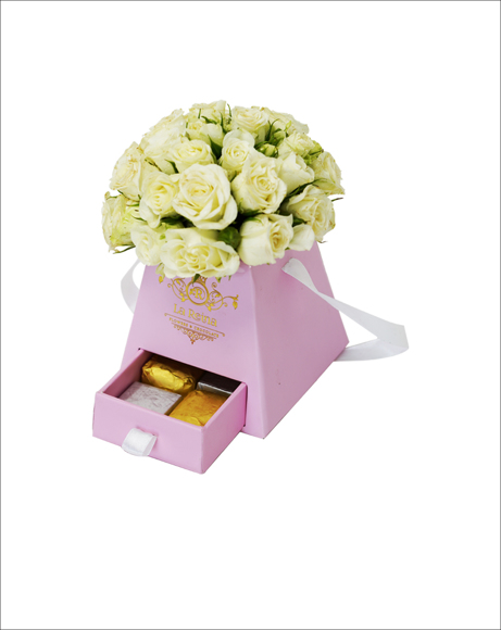 Picture of BABY WHITE ROSES WITH CHOCOLATES